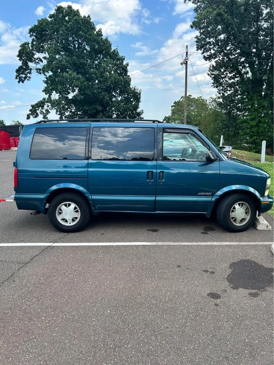 2000 Chevrolet Astro - Image 2 of 4