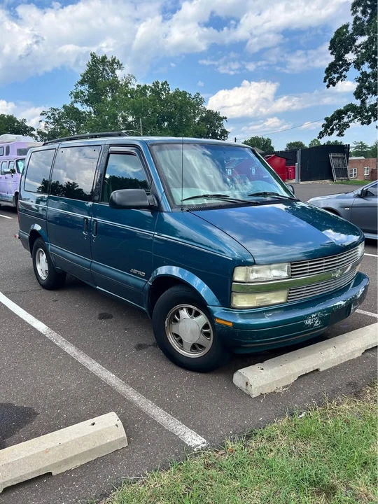 2000 Chevrolet Astro - Image 3 of 4
