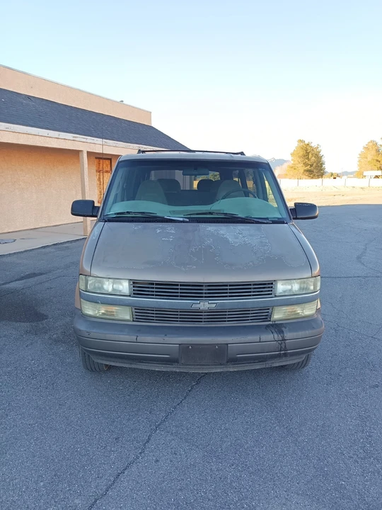 2000 Chevrolet Astro - Image 2 of 17