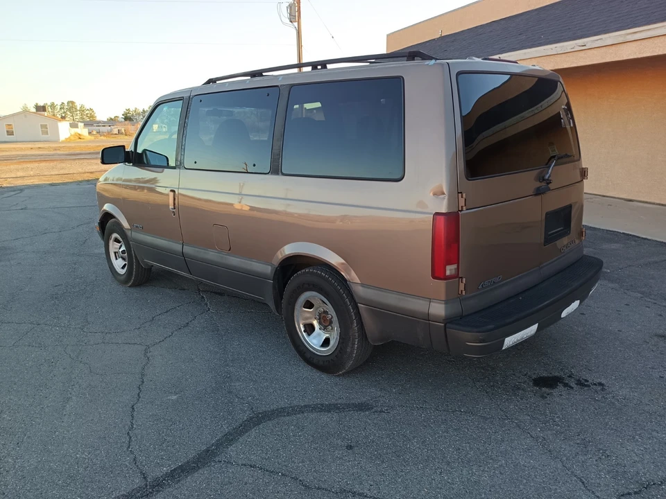 2000 Chevrolet Astro - Image 7 of 17