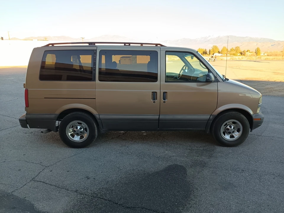 2000 Chevrolet Astro - Image 4 of 17
