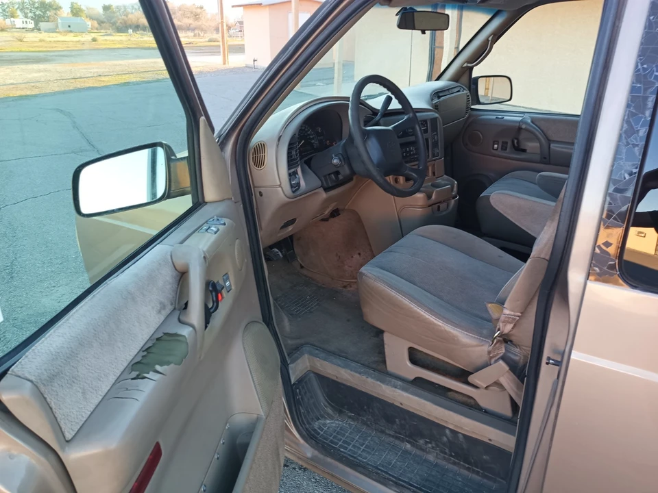 2000 Chevrolet Astro - Image 9 of 17