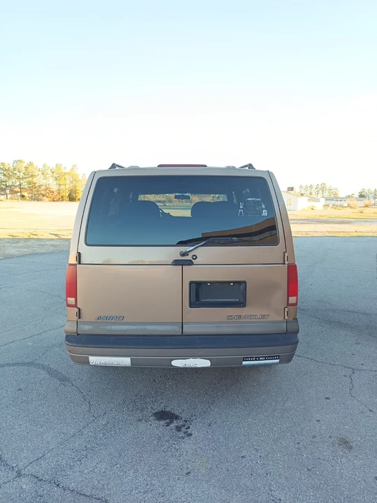 2000 Chevrolet Astro - Image 6 of 17