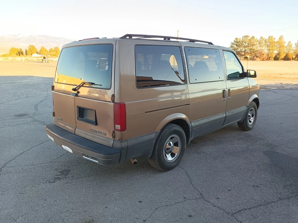 2000 Chevrolet Astro - Image 5 of 17