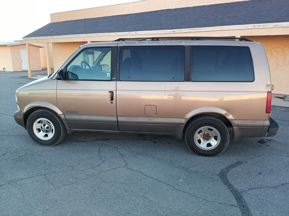 2000 Chevrolet Astro - Image 8 of 17
