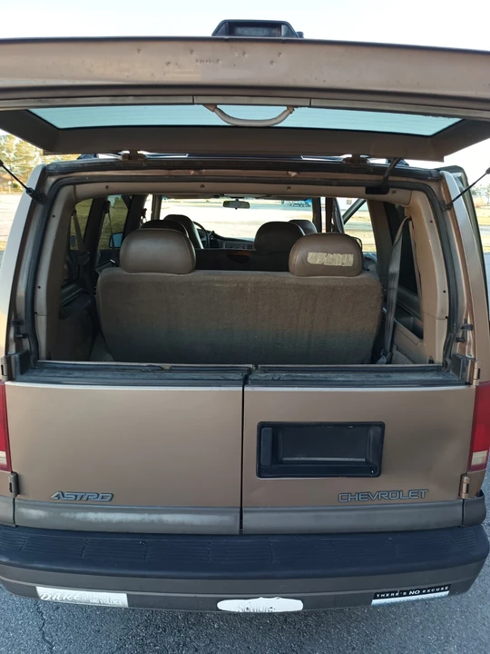 2000 Chevrolet Astro - Image 15 of 17