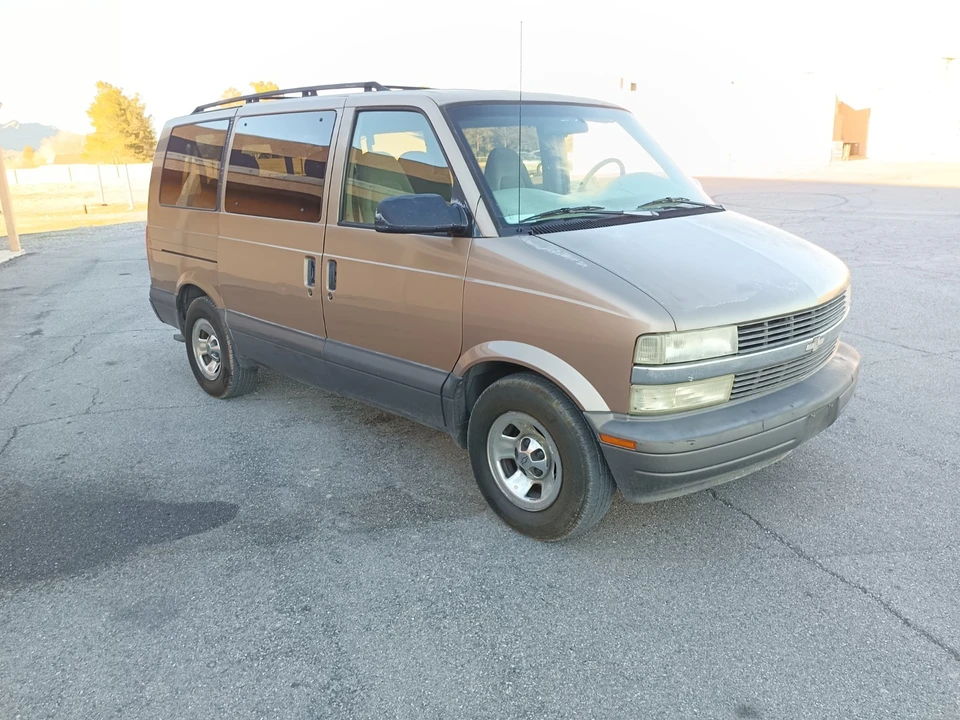 2000 Chevrolet Astro - Image 3 of 17