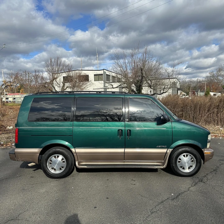2000 Chevrolet Astro - Image 2 of 12