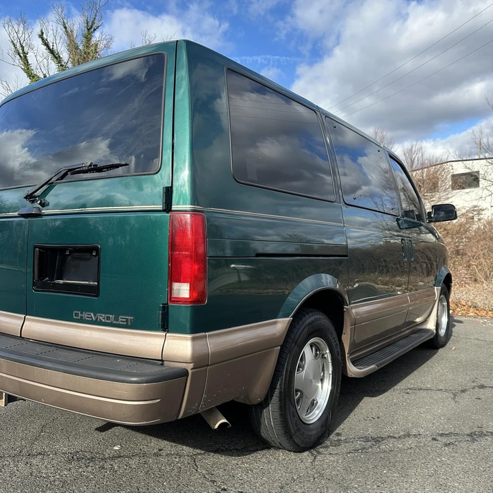 2000 Chevrolet Astro - Image 4 of 12