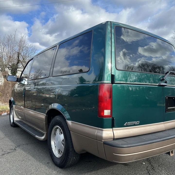 2000 Chevrolet Astro - Image 6 of 12