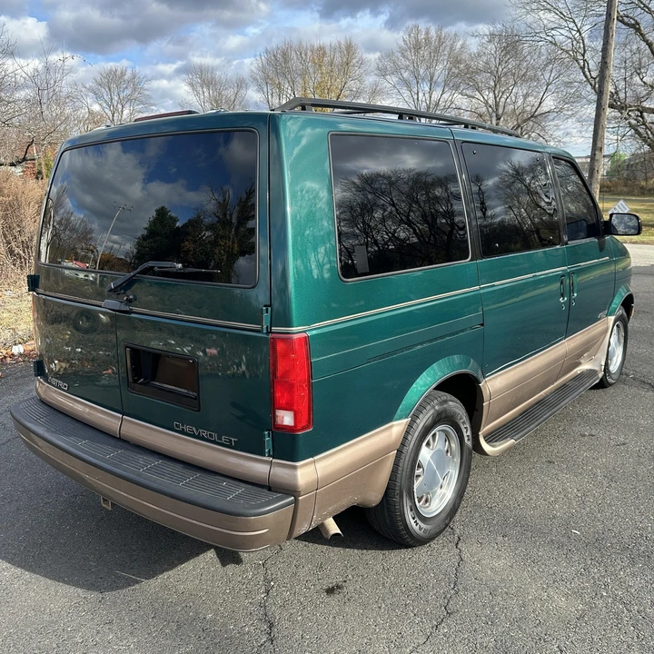 2000 Chevrolet Astro - Image 3 of 12