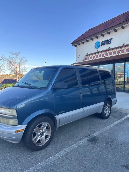 2000 Chevrolet Astro - Image 2 of 8