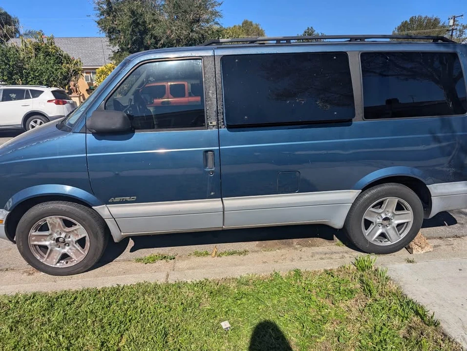 2000 Chevrolet Astro - Image 3 of 8