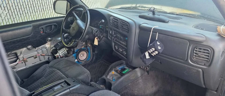 2000 Chevrolet S-10 Blazer 2nd Gen - Image 4 of 8