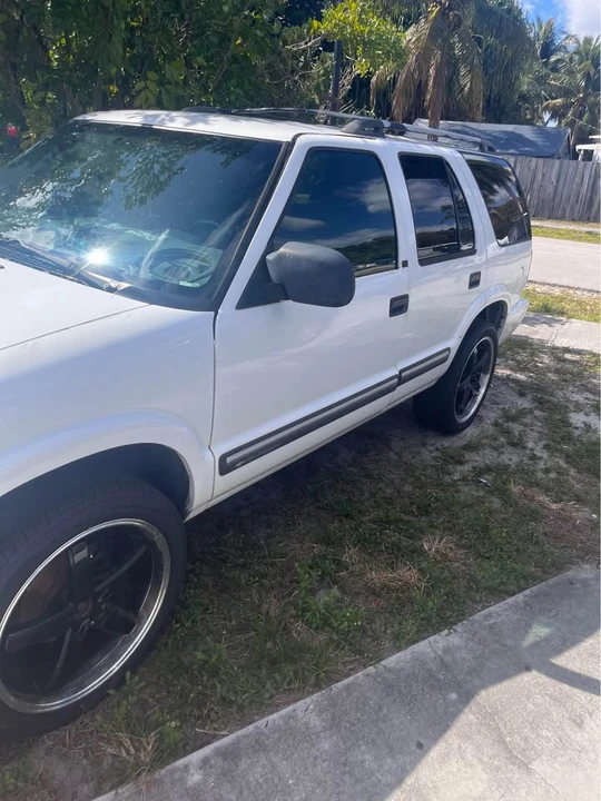 2000 Chevrolet S-10 Blazer 2nd Gen - Image 2 of 8