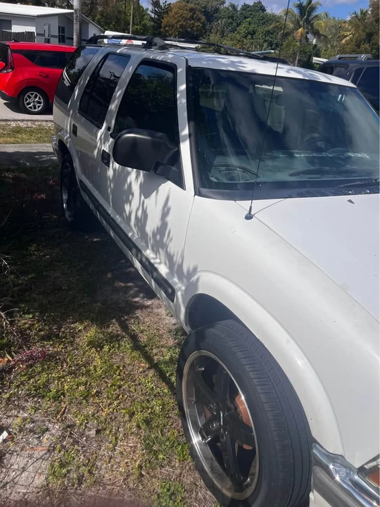 2000 Chevrolet S-10 Blazer 2nd Gen - Image 3 of 8