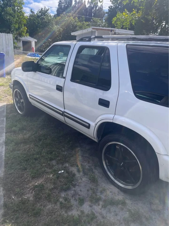 2000 Chevrolet S-10 Blazer 2nd Gen - Image 4 of 8