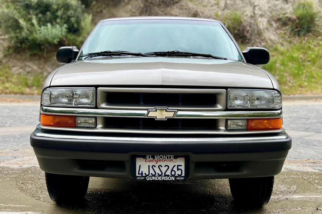 2000 Chevrolet S-10 Blazer 2nd Gen - Image 2 of 31