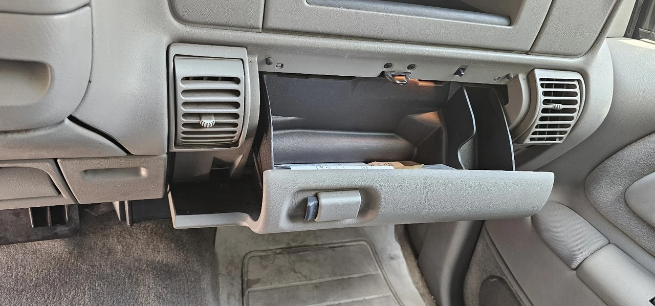 2000 Chevrolet - Image 18 of 26