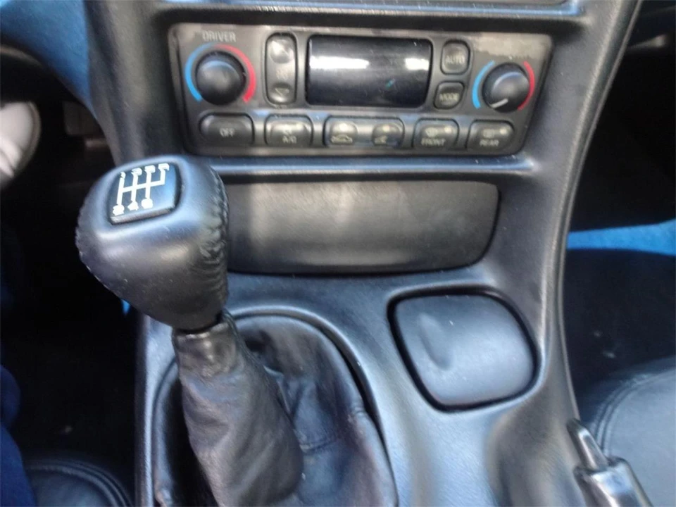 2000 Chevrolet - Image 19 of 31