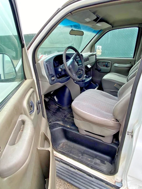 2000 Chevrolet Express - Image 5 of 20