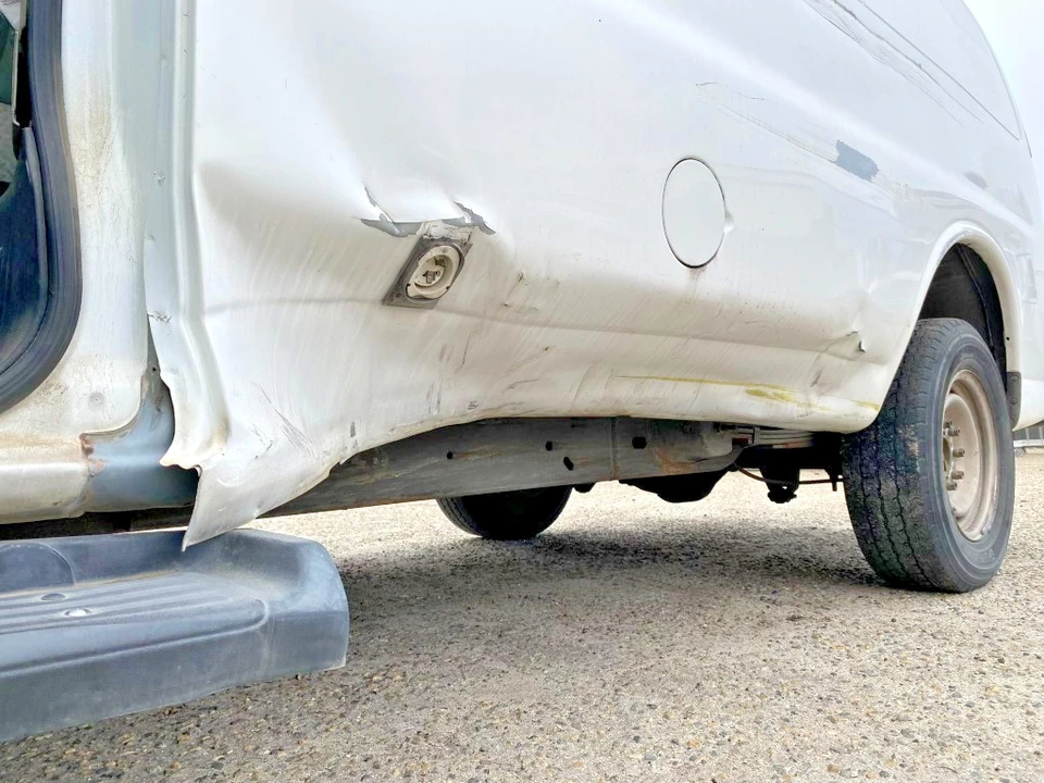 2000 Chevrolet Express - Image 17 of 20