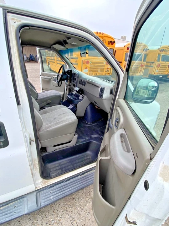 2000 Chevrolet Express - Image 6 of 20