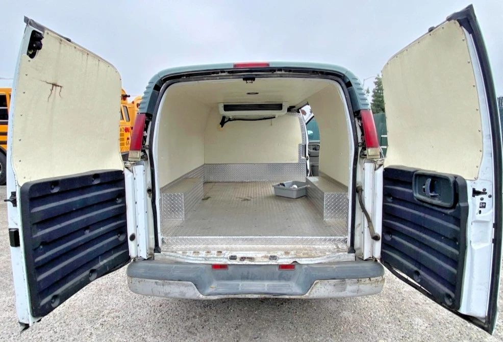 2000 Chevrolet Express - Image 11 of 20