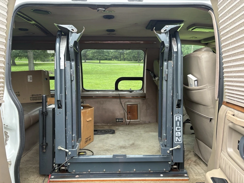 2000 Chevrolet Express - Image 2 of 6