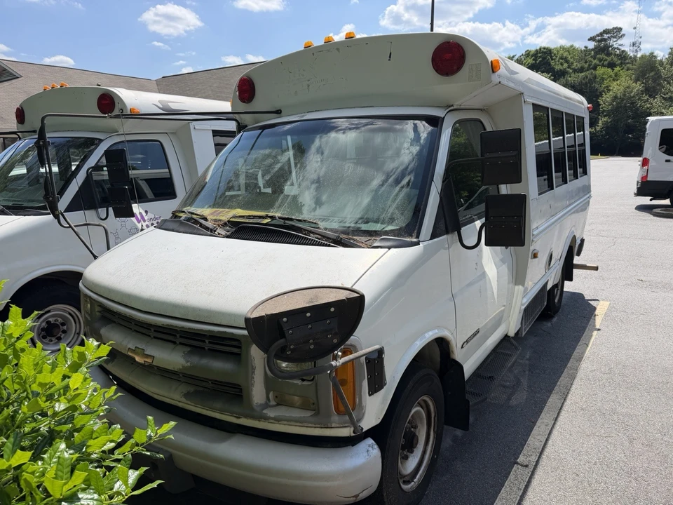 2000 Chevrolet Express - Image 2 of 9