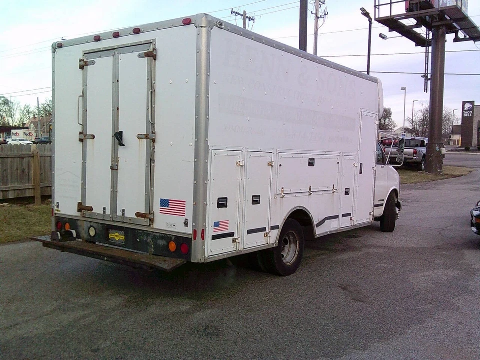 2000 Chevrolet Express - Image 10 of 21