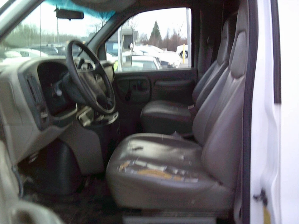 2000 Chevrolet Express - Image 19 of 21