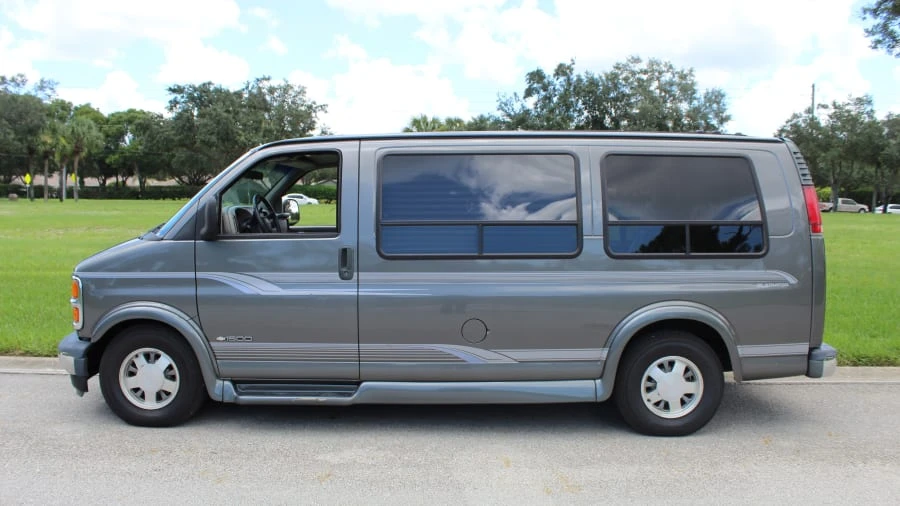 2000 Chevrolet Express - Image 2 of 22