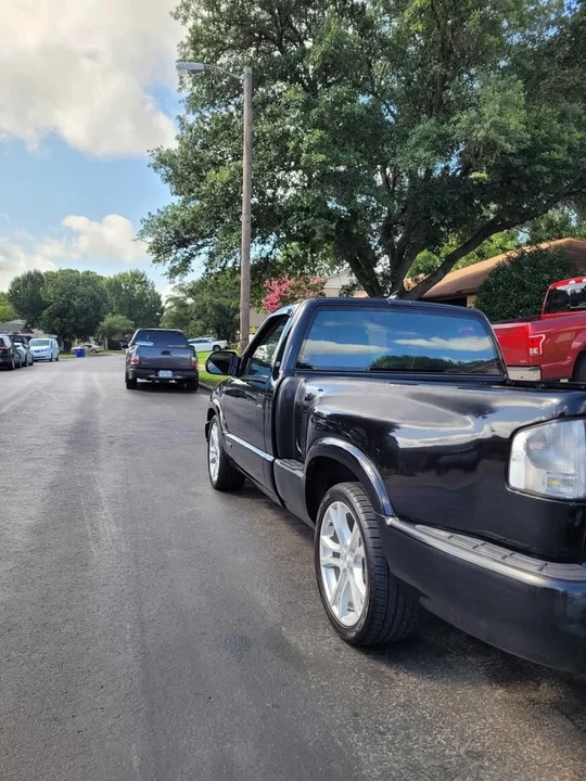 2000 Chevrolet S-10 - Image 2 of 10