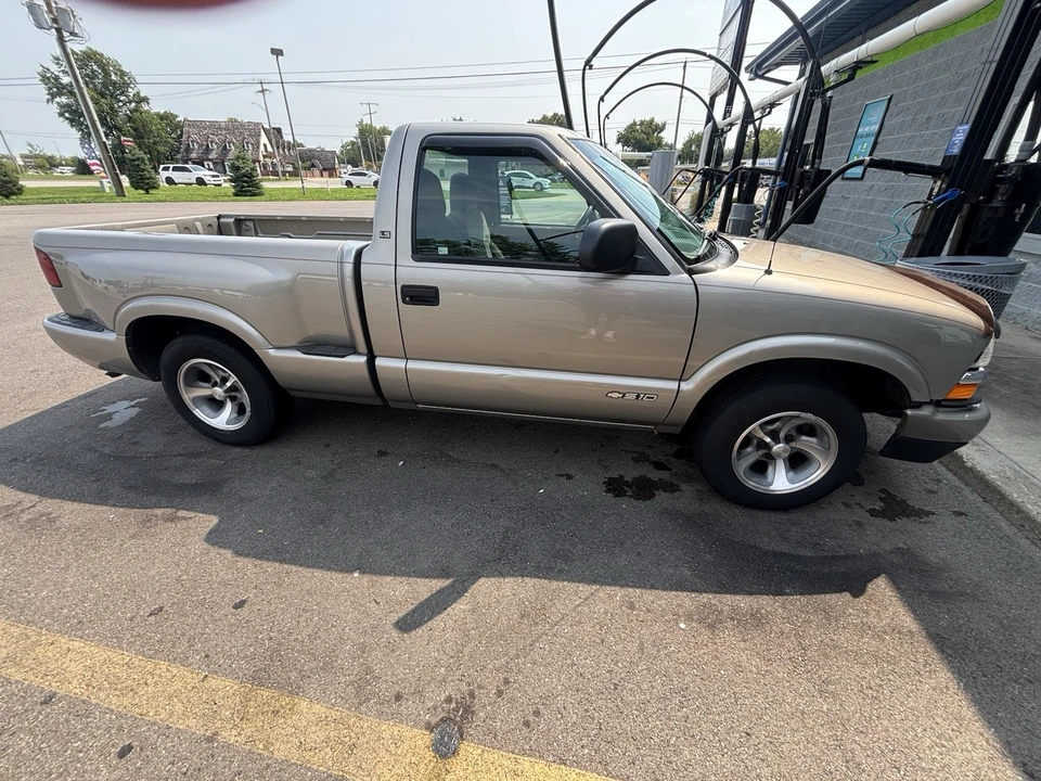 2000 Chevrolet S-10 - Image 2 of 11