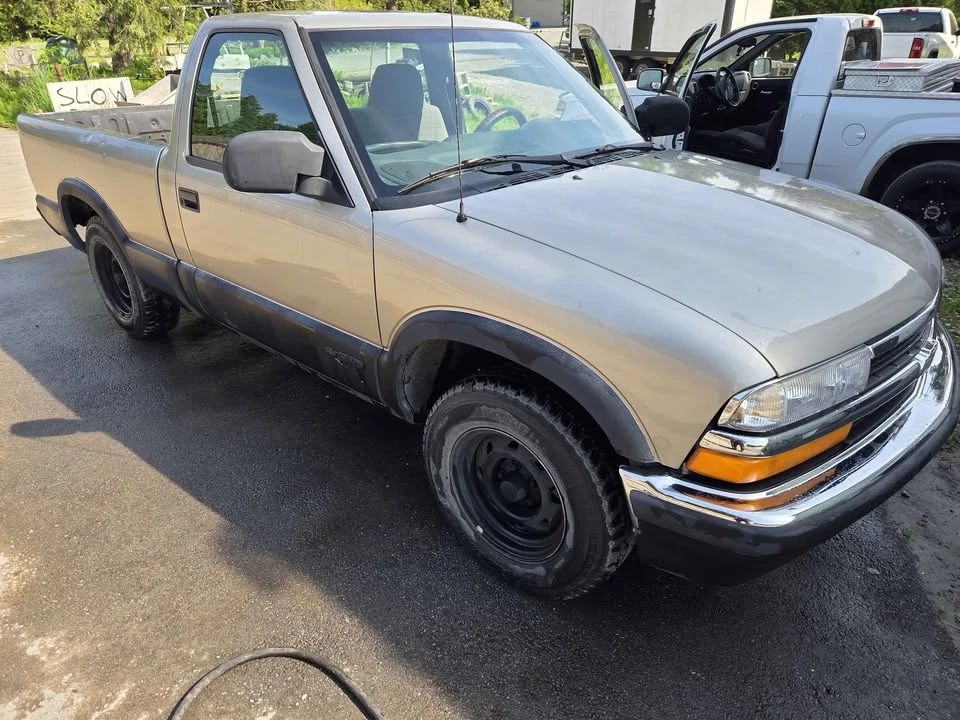 2000 Chevrolet S-10 - Image 2 of 10