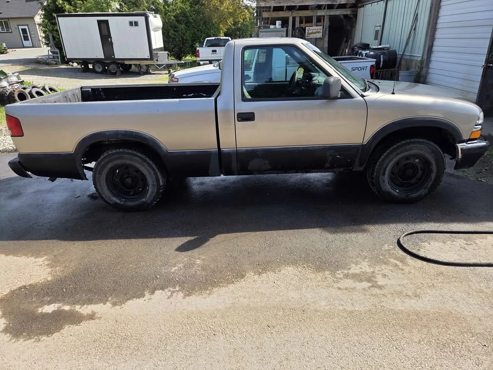 2000 Chevrolet S-10 - Image 4 of 10