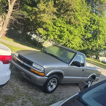 2000 Chevrolet S-10 LS Pickup 2D 6 ft