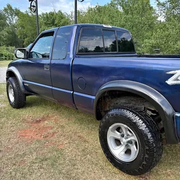 2000 Chevrolet S-10 LS