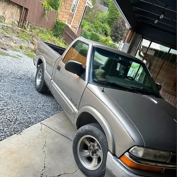 2000 Chevrolet S-10 LS Pickup 2D 6 ft