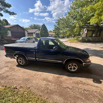 2000 Chevrolet S-10 LS Pickup 2D 6 ft