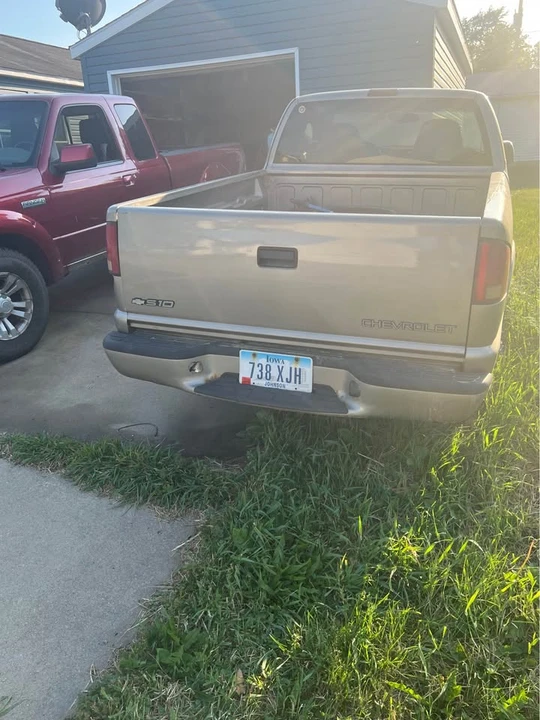 2000 Chevrolet S-10 - Image 2 of 9