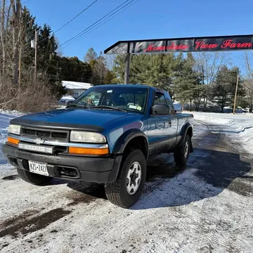 2000 Chevrolet S-10 LS Pickup 3D 6 ft