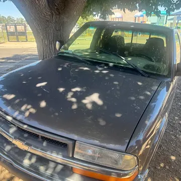 2000 Chevrolet S-10 LS Pickup 3D 6 ft