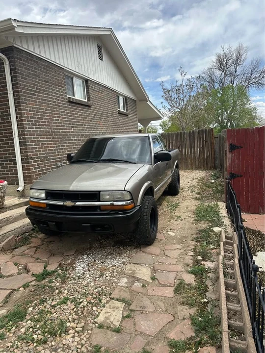 2000 Chevrolet S-10 - Image 2 of 3