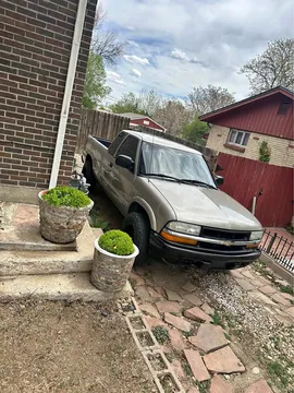 2000 Chevrolet S-10 LS Short Bed