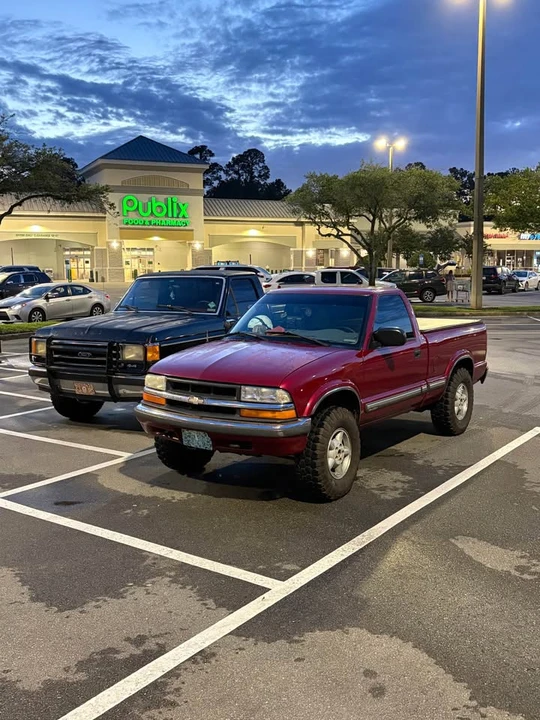 2000 Chevrolet S-10 - Image 2 of 9
