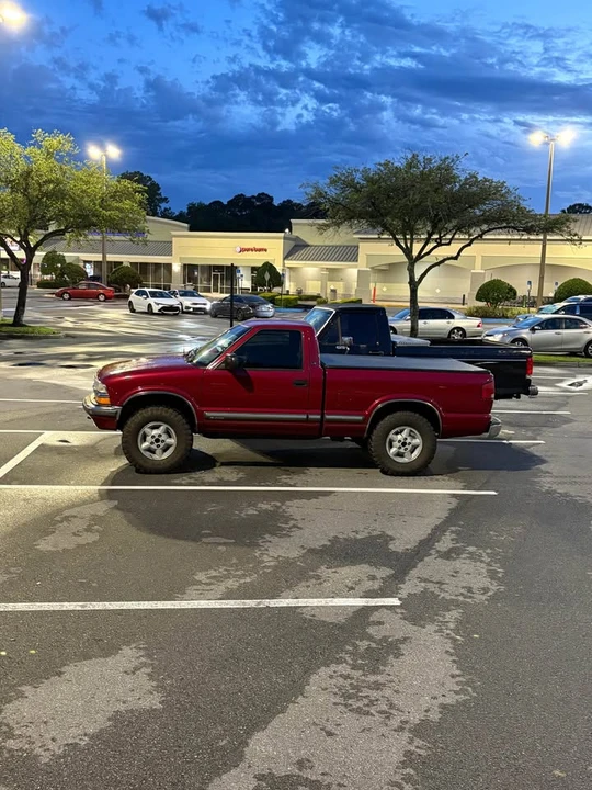 2000 Chevrolet S-10 - Image 4 of 9
