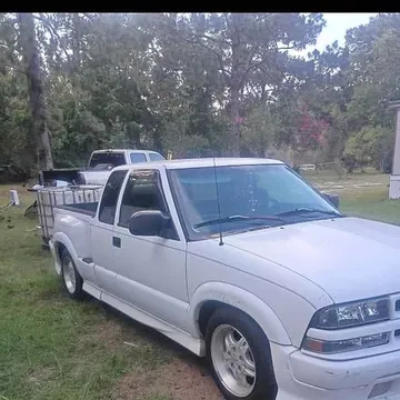 2000 Chevrolet S-10 Pickup 3D 6 ft