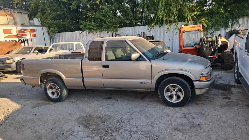 2000 Chevrolet S-10 - Image 2 of 2